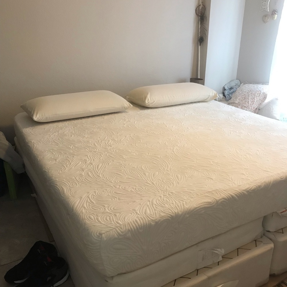 2 yr old king size Memory Foam mattress